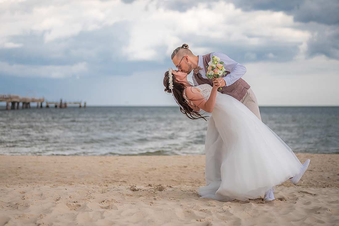 Brautpaar Strand Kuss Usedom Hochzeit Hochzeitsfotograf