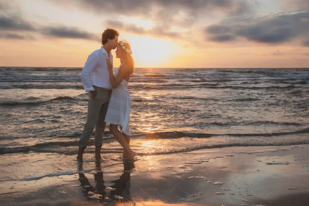 Brautpaar am Strand zum Sonnenaufgang