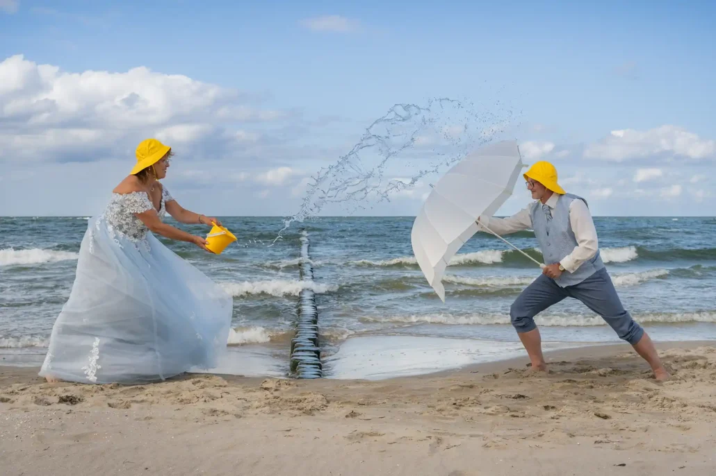 Brautpaar bestrizt sich mit Wasser