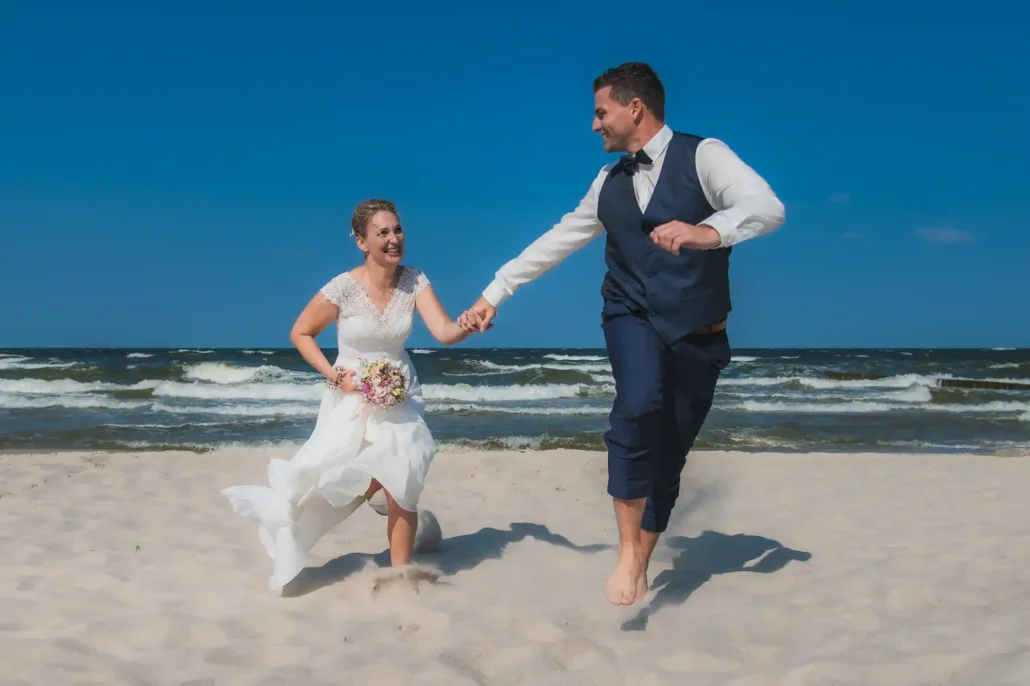 Brautpaar läuft am Strand