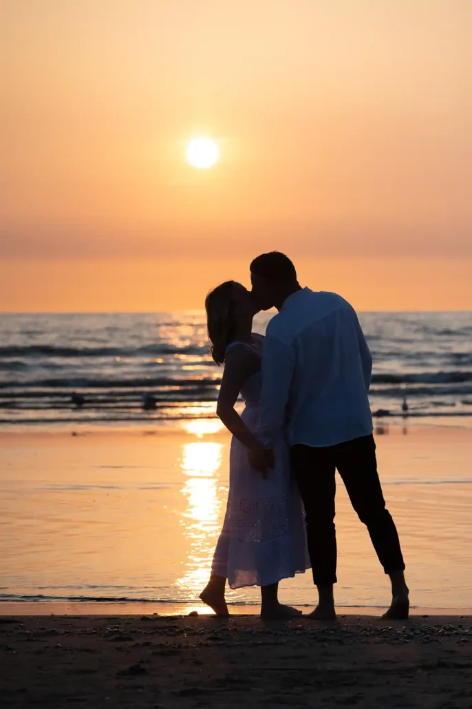 Brautpaar am Strand als Silhouette